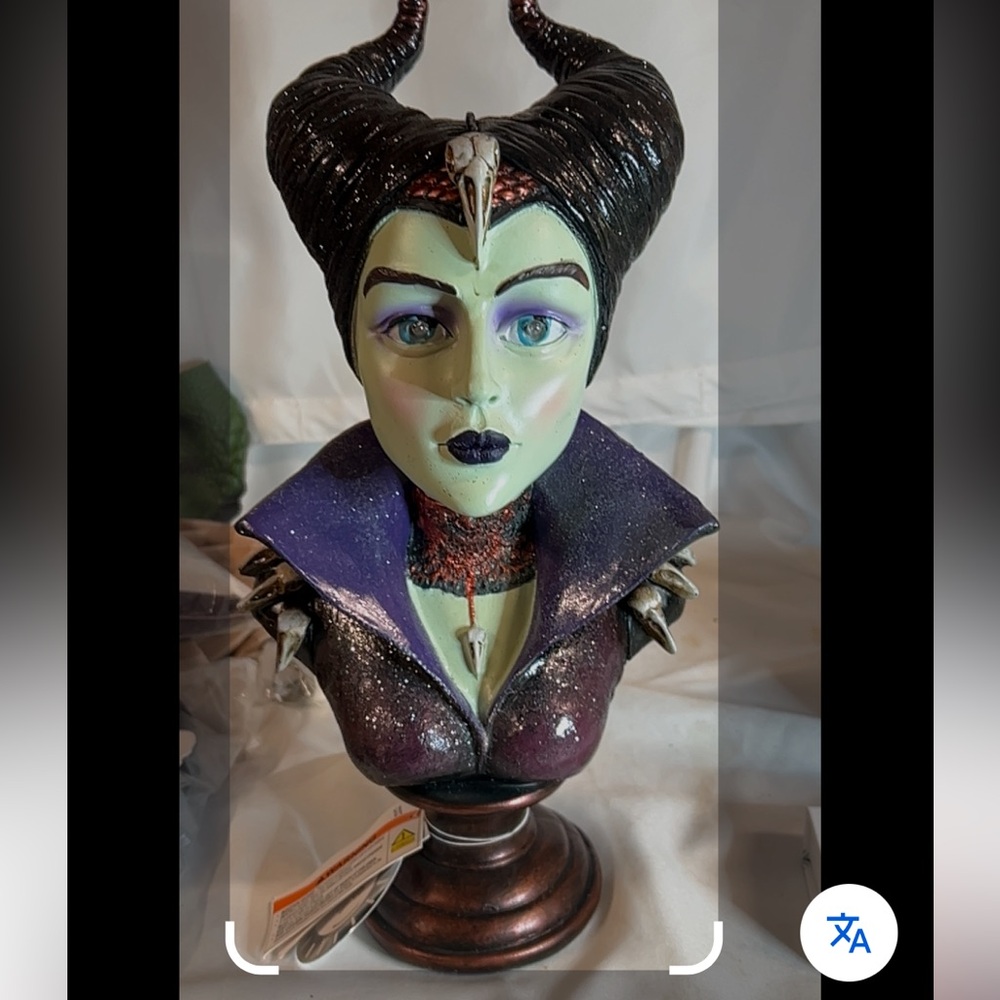 Maleficent Light Up Bust. Light Up Eyes.
Purple/Black. NWT